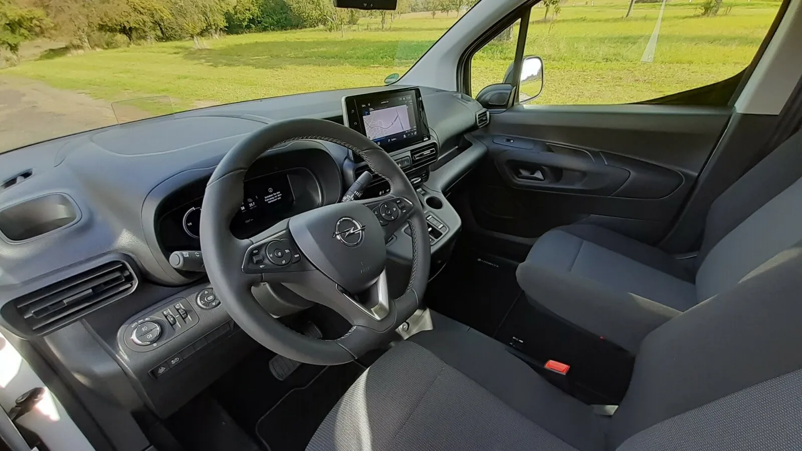 Im Cockpit macht nur den Peugeot sein eigenes Ding. Der hier gezeigte Opel …